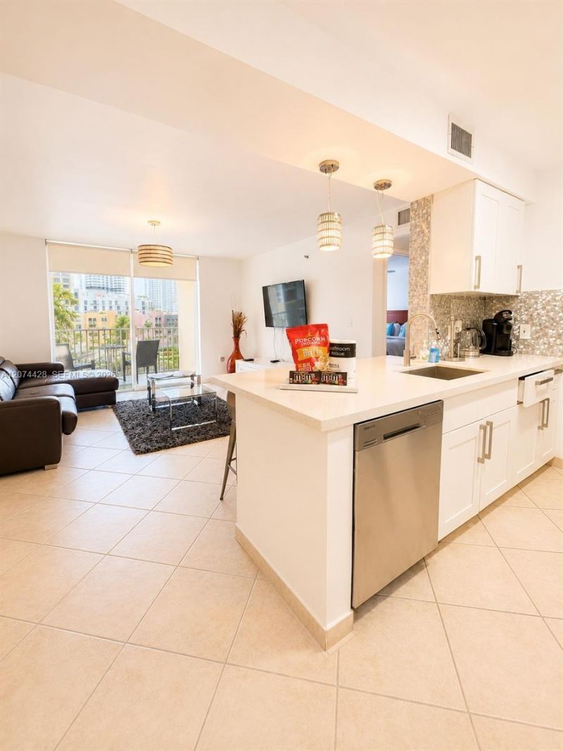 19701 E Country Club Dr , Unit 5605, Aventura, FL 33180 Photo