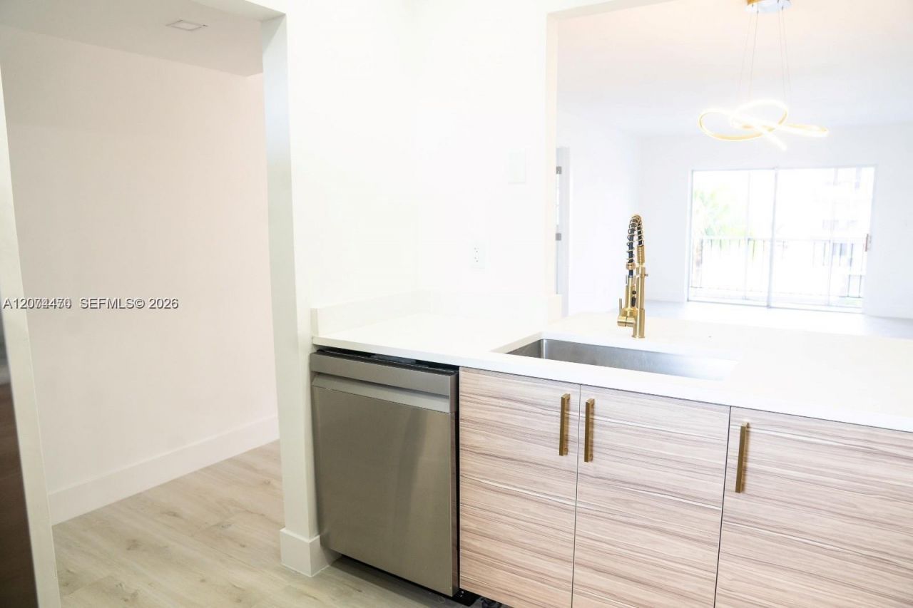 220 SW 9th Ave , Unit 306, Hallandale Beach, FL 33009 Photo