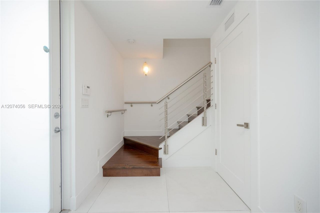 9165 NW 33rd St , Unit 9165, Doral, FL 33172 Photo
