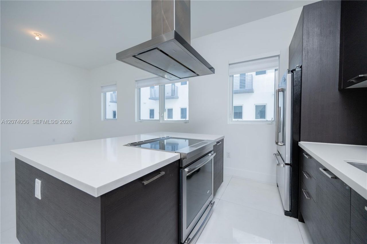 9165 NW 33rd St , Unit 9165, Doral, FL 33172 Photo