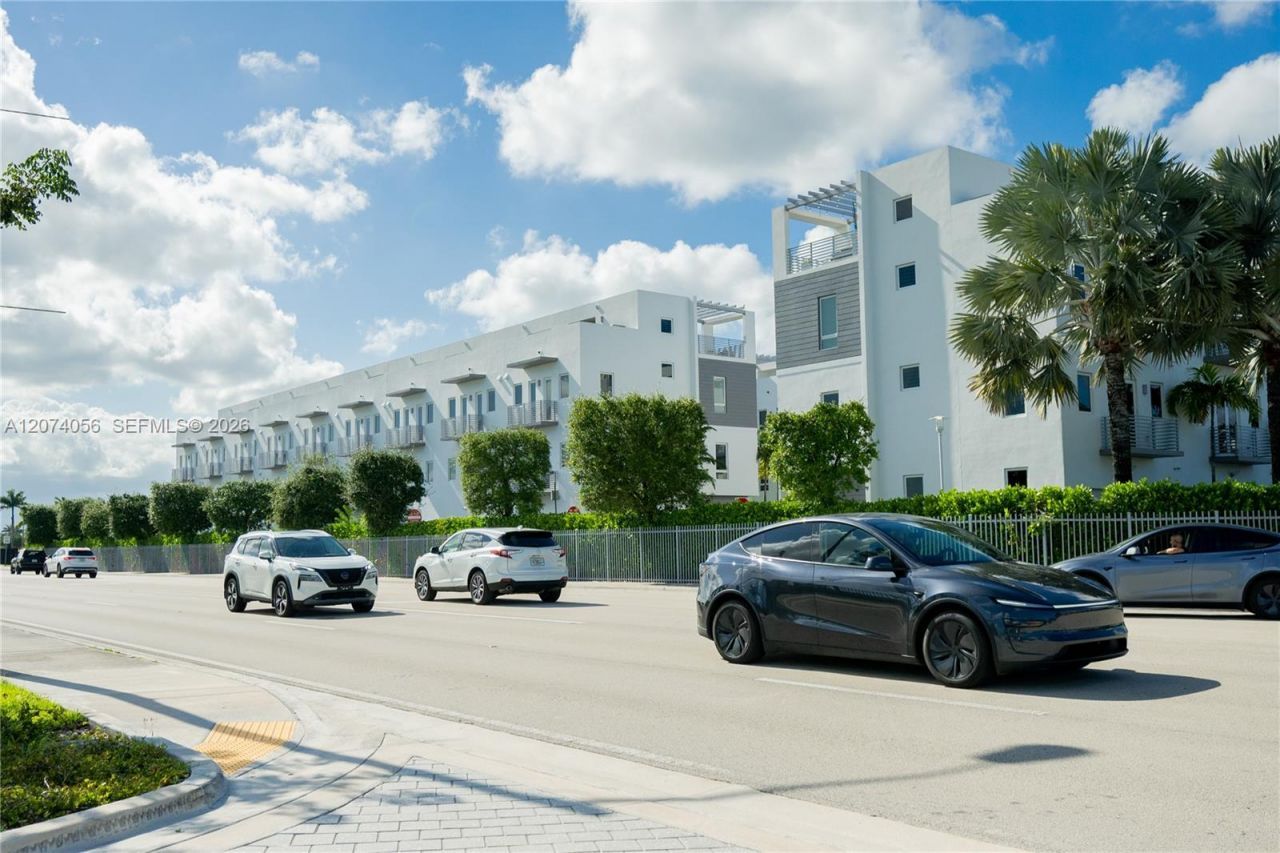 9165 NW 33rd St , Unit 9165, Doral, FL 33172 Photo