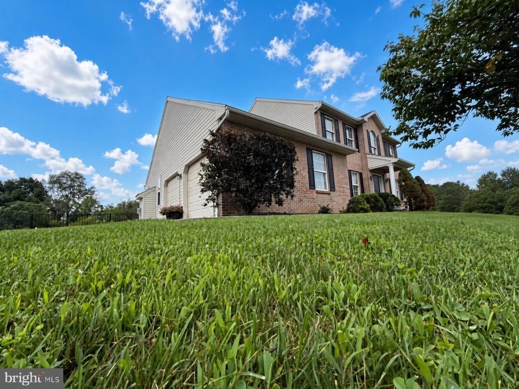 184 POND VIEW DRIVE, HAMBURG, PA 19526