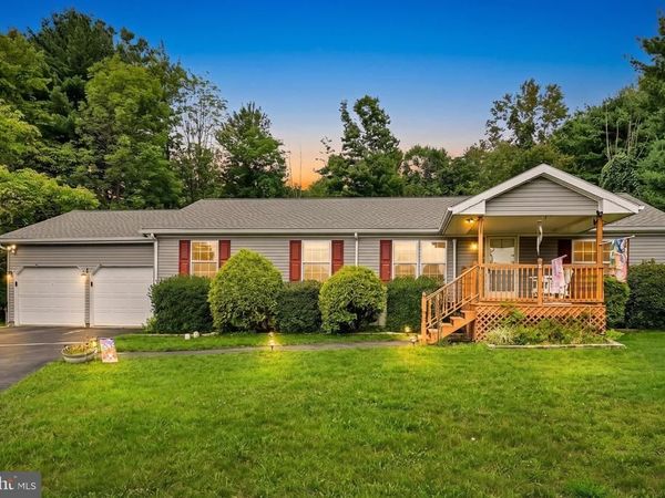 90 HOMETOWN AVENUE , TAMAQUA, PA 18252