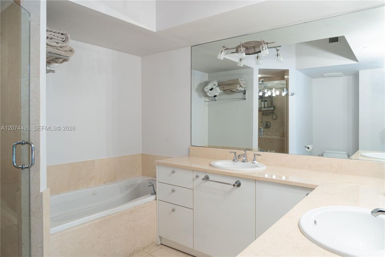 20000 E Country Club Dr , Unit 307, Aventura, FL 33180 Photo