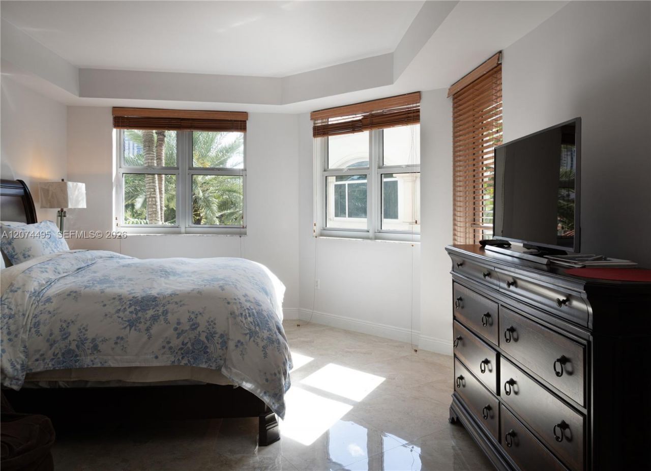 20000 E Country Club Dr , Unit 307, Aventura, FL 33180 Photo