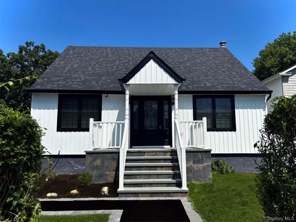 7 E Lakeland Street , Bay Shore, NY 11706