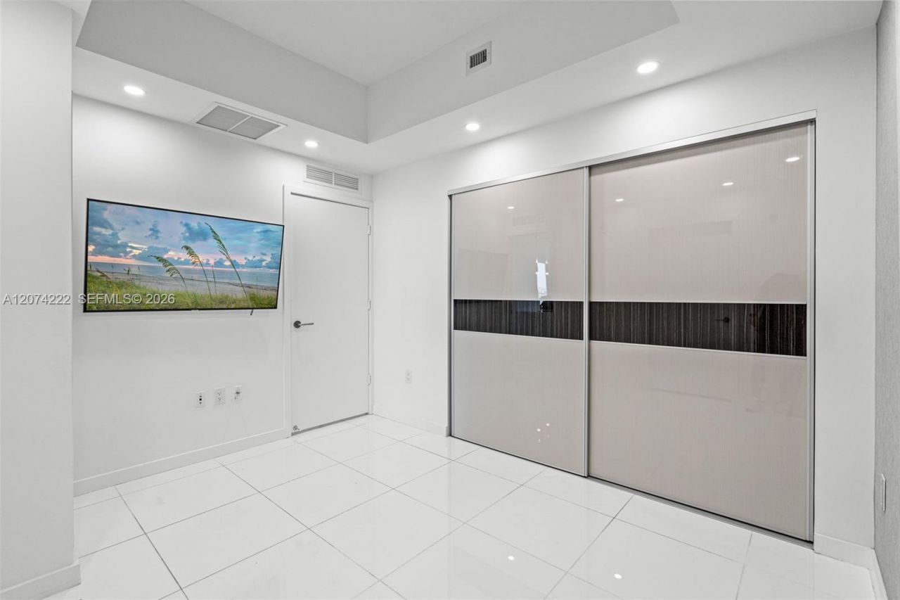 851 NE 1st Ave , Unit 1506, Miami, FL 33132 Photo