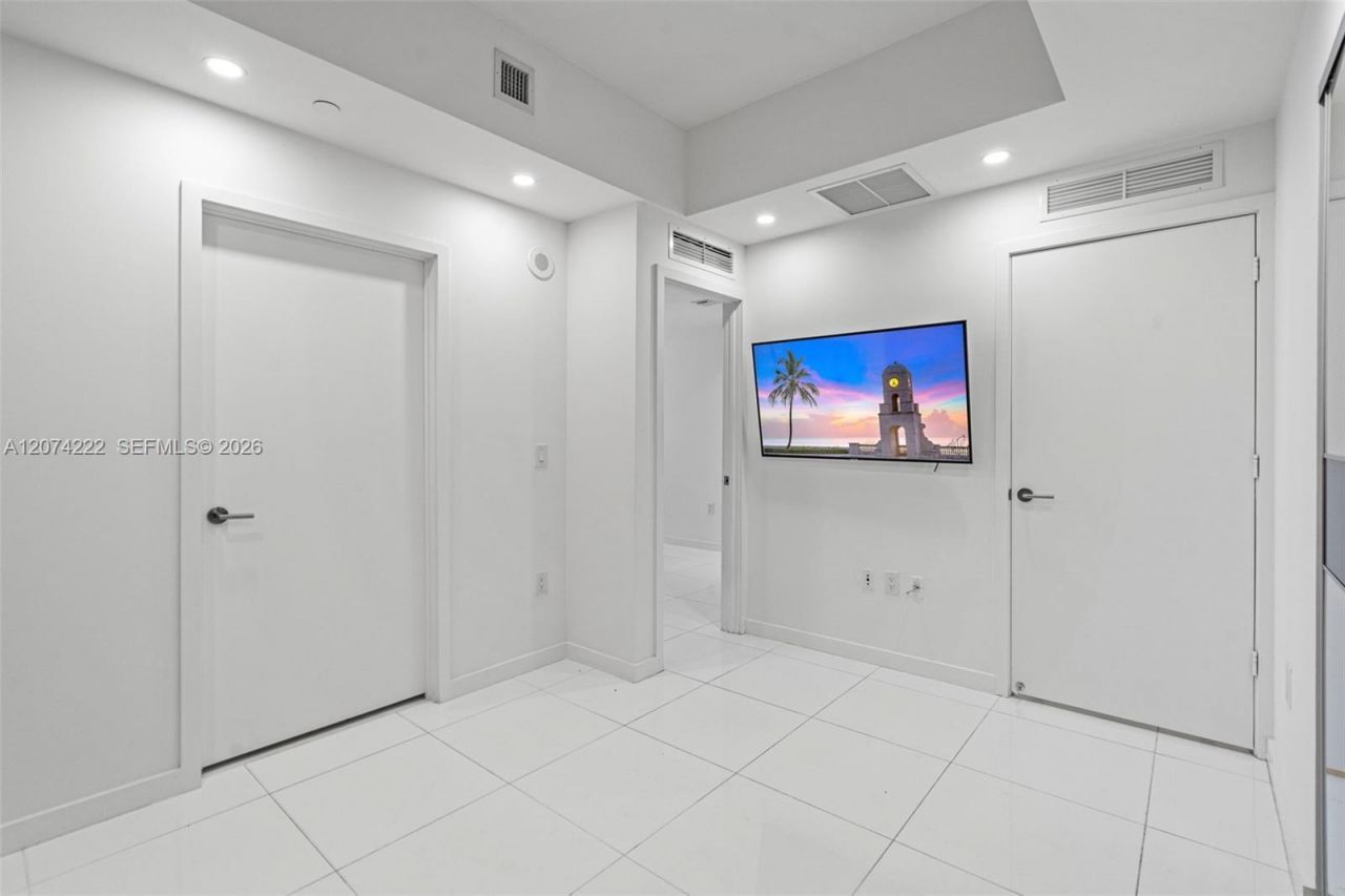 851 NE 1st Ave , Unit 1506, Miami, FL 33132 Photo