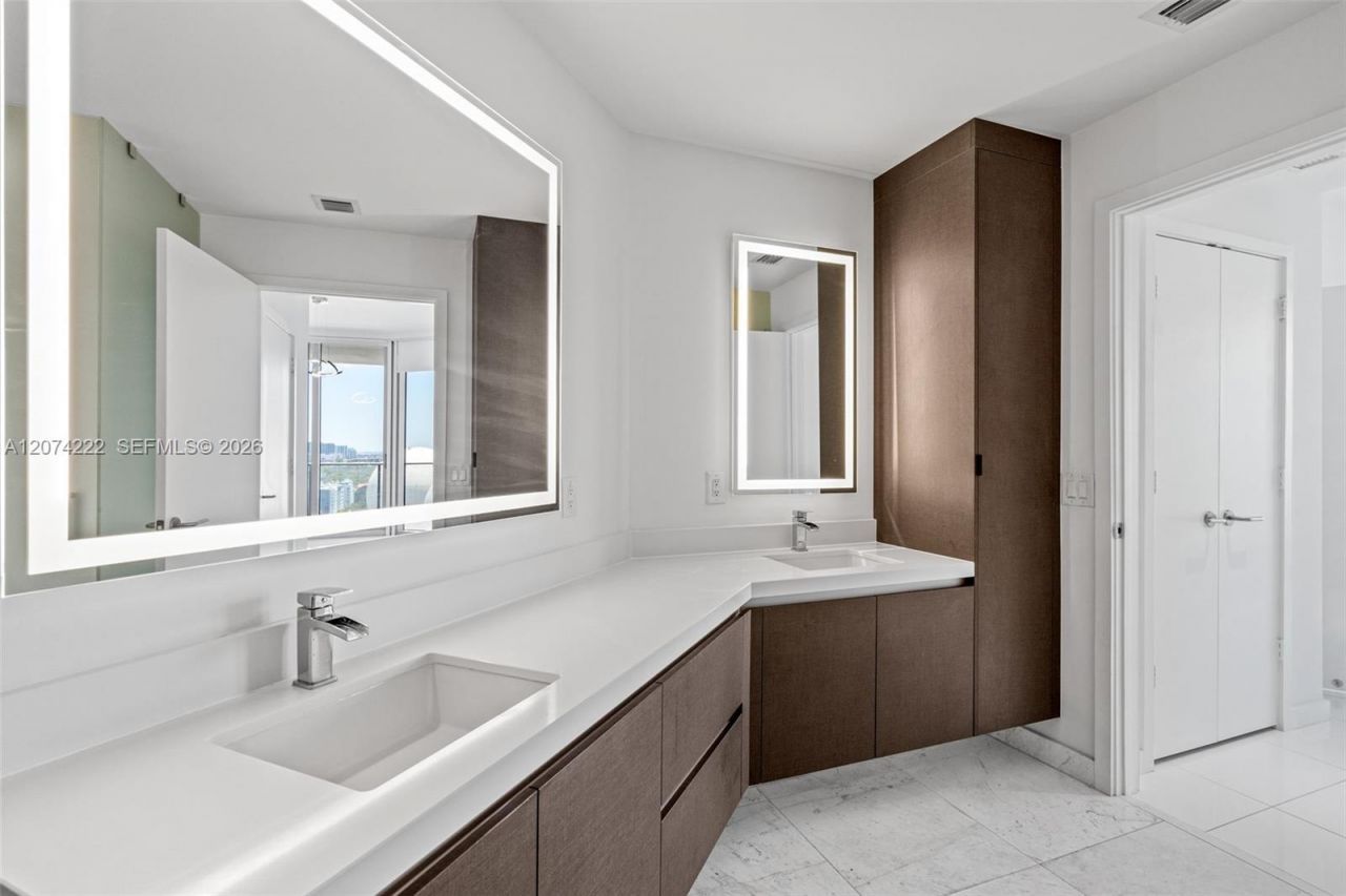 851 NE 1st Ave , Unit 1506, Miami, FL 33132 Photo
