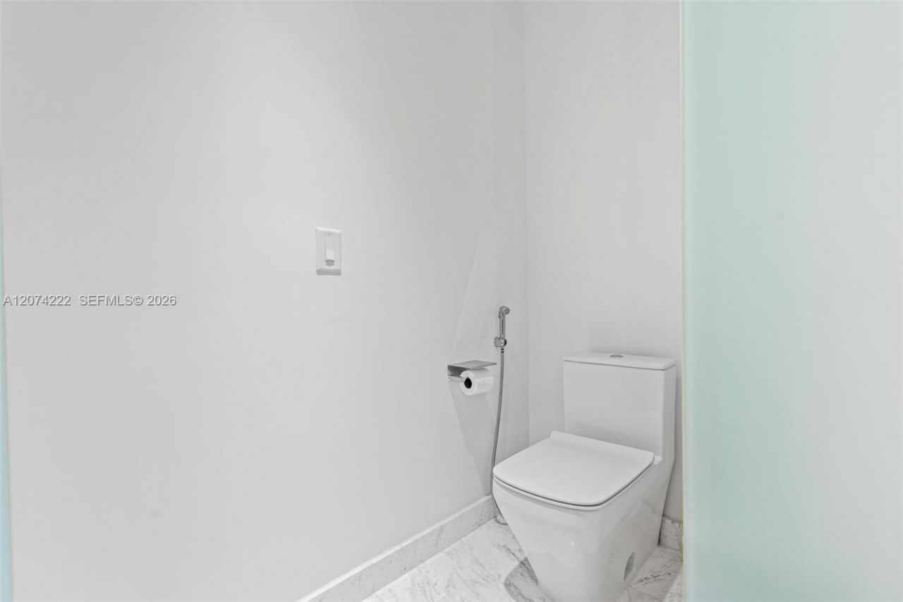851 NE 1st Ave , Unit 1506, Miami, FL 33132 Photo