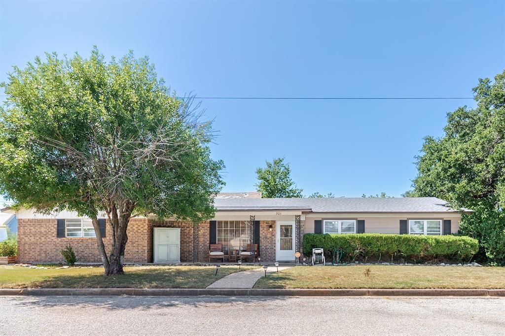 301 W 7th Street, Brady, TX 76825 Main Photo