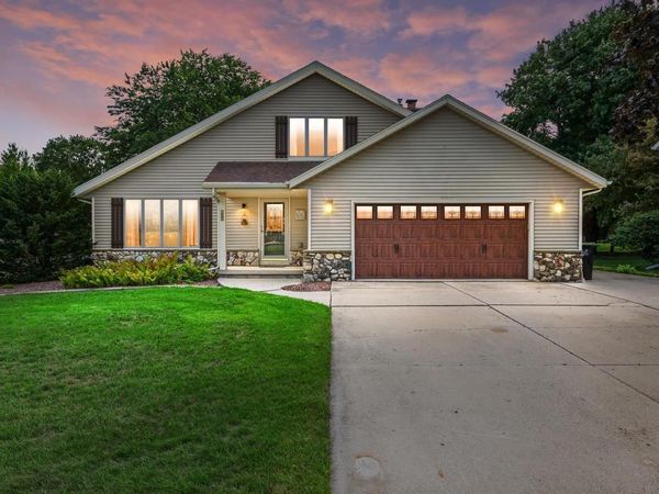 705 Sunset Drive DRIVE, Hartford, WI 53027