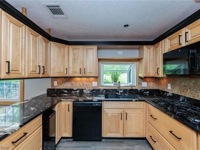 7981 Mulberry Road, Chesterland, OH 44026 Photo 3