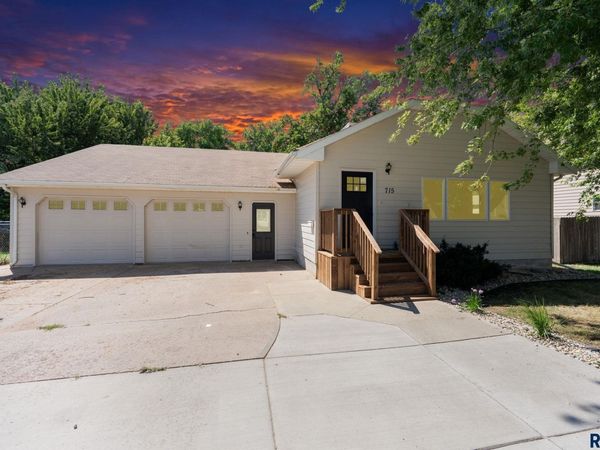 715 E 6th St, Dell Rapids, SD 57022