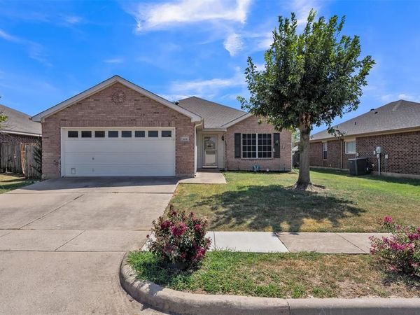808 Flamingo Drive, Saginaw, TX 76131