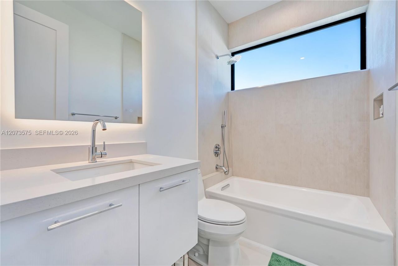 8267 NW 48th St , Doral, FL 33166 Photo