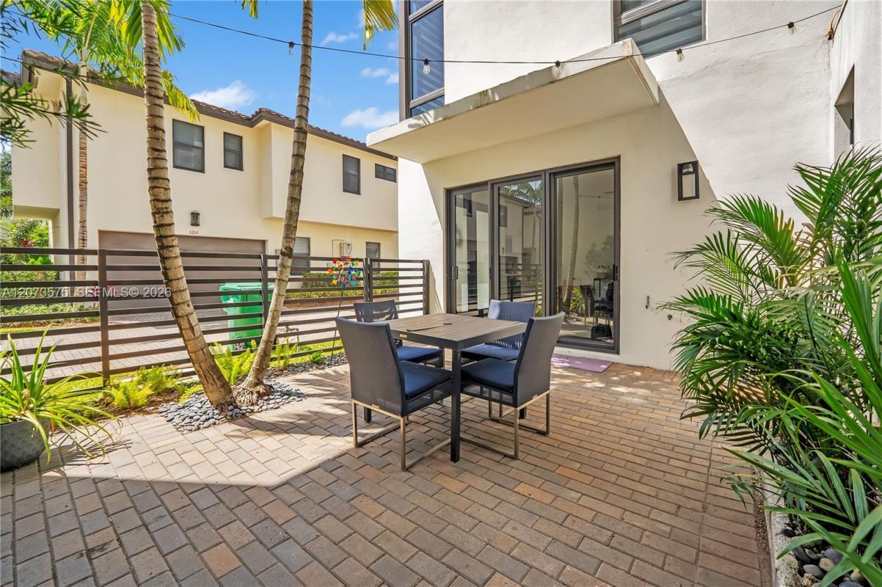 8267 NW 48th St , Doral, FL 33166 Photo