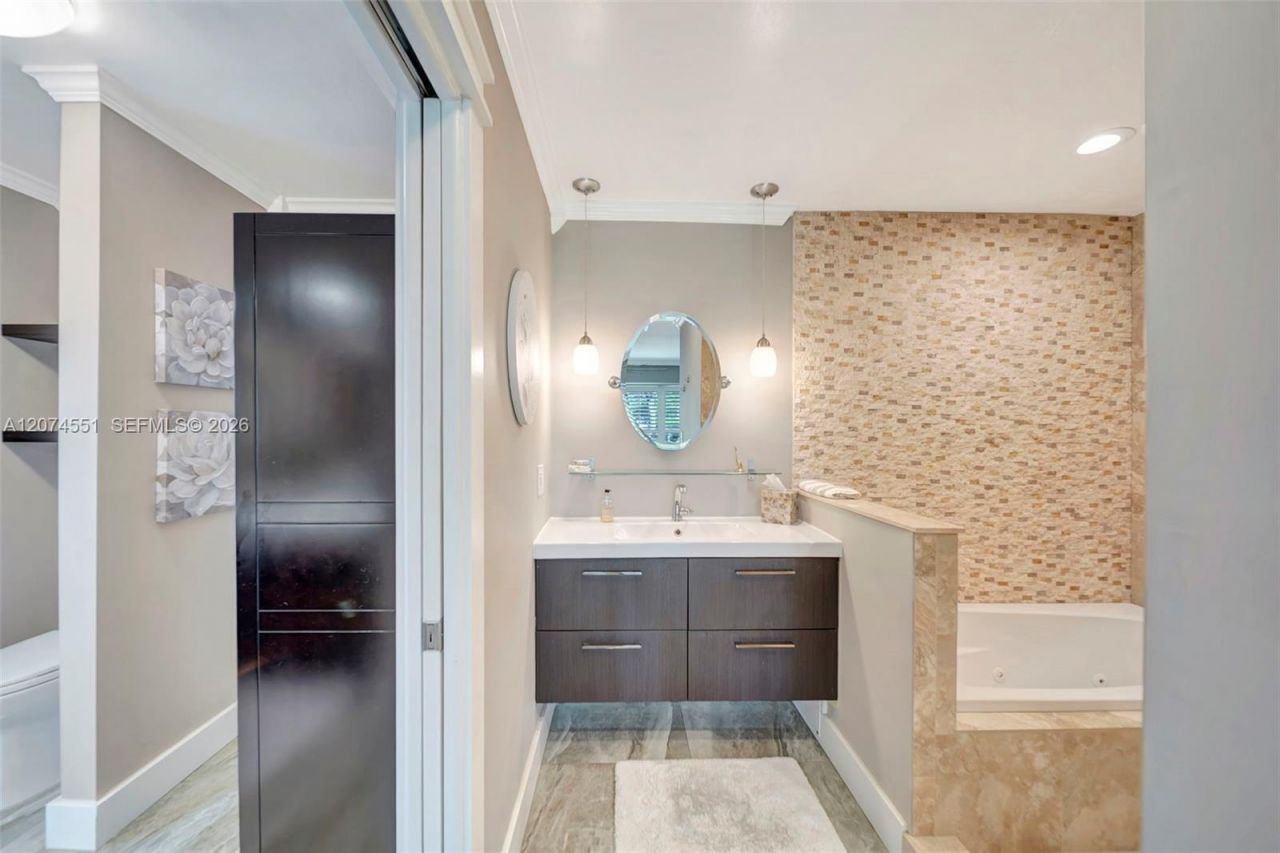 560 W Tropical Way, Plantation, FL 33317 Photo