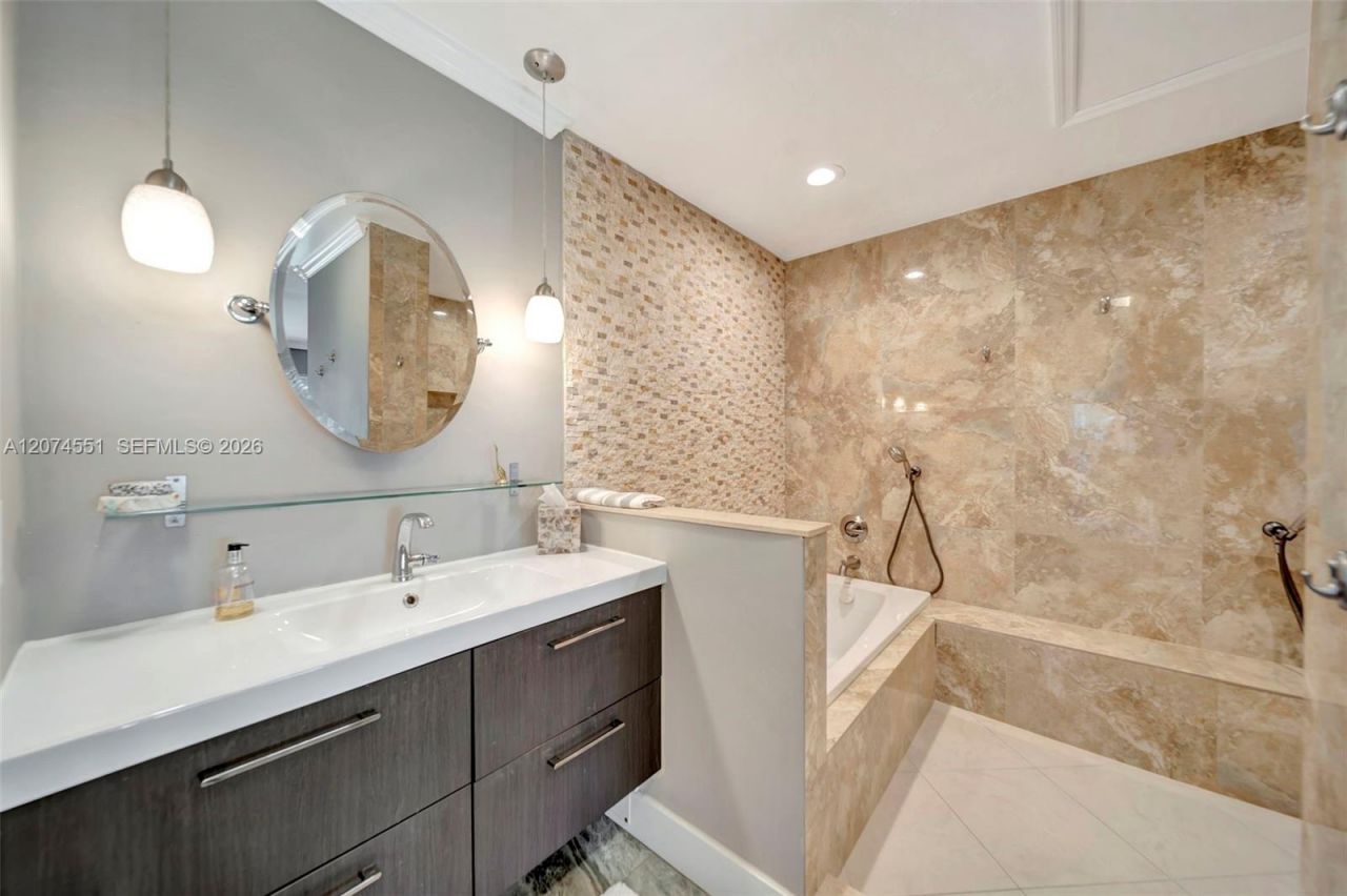 560 W Tropical Way, Plantation, FL 33317 Photo