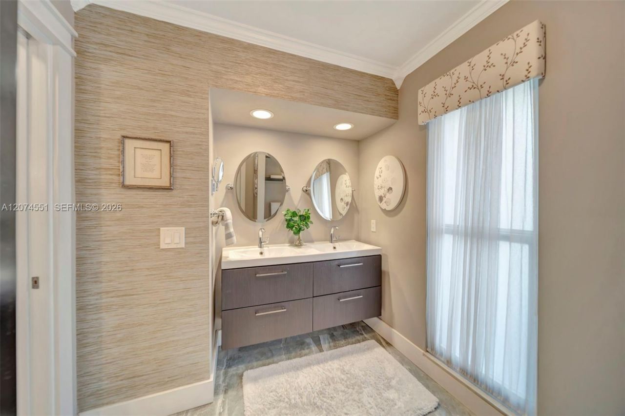 560 W Tropical Way, Plantation, FL 33317 Photo