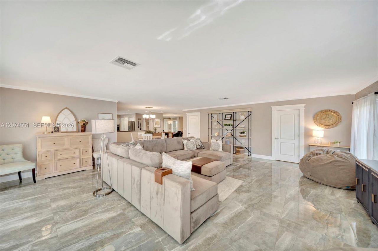 560 W Tropical Way, Plantation, FL 33317 Photo