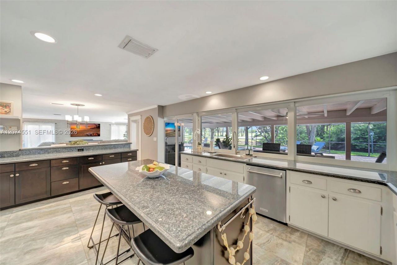 560 W Tropical Way, Plantation, FL 33317 Photo