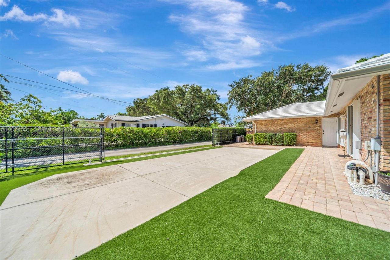 560 W Tropical Way, Plantation, FL 33317 Photo