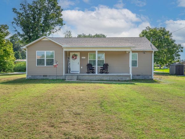 527 W 4th Ave , Hohenwald, TN 38462
