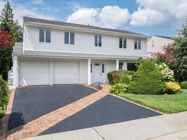 2075 Berkley Lane, Merrick, NY 11566