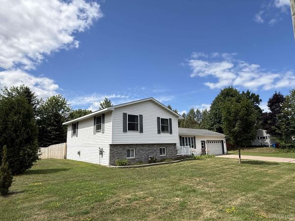 525 Erie Avenue, Marquette Twp, MI 49855