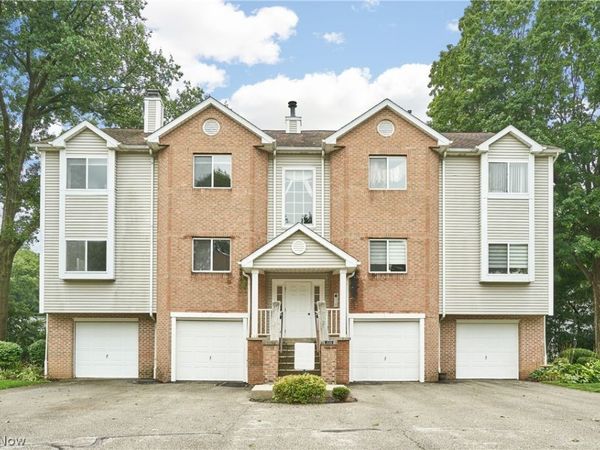 350 Village Pointe Drive, Unit 3, Akron, OH 44313