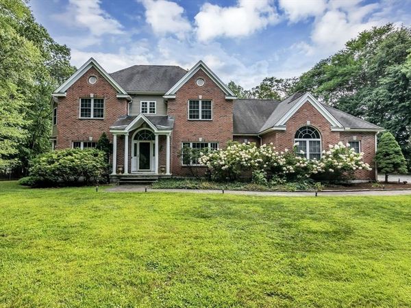 52 Goodnow Ln, Framingham, MA 01702