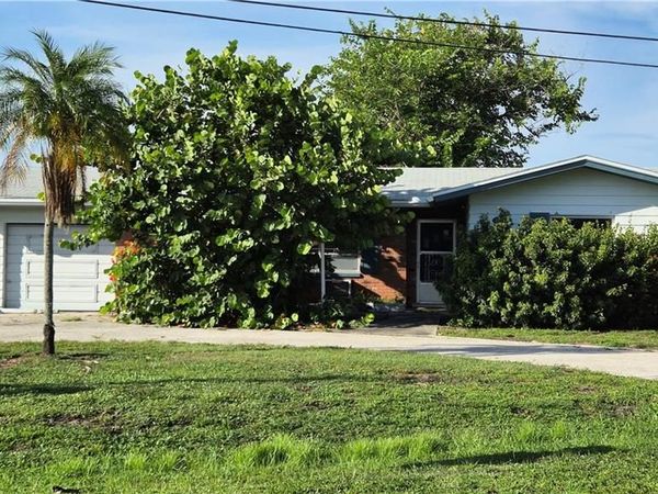 5201 Glade CT NE, CAPE CORAL, FL 33904