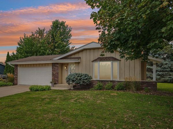 1118 Dogwood LANE, Waukesha, WI 53189