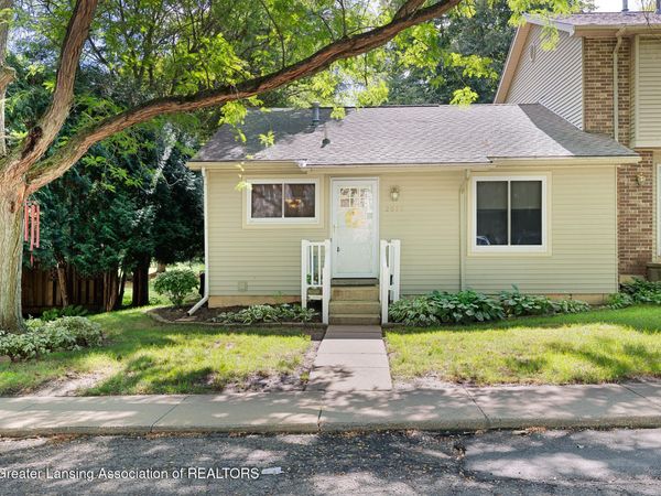 2077 La Mer Lane, Haslett, MI 48840