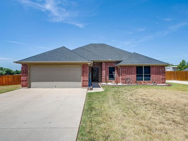 120 Pleasant Run, Reno, TX 76020