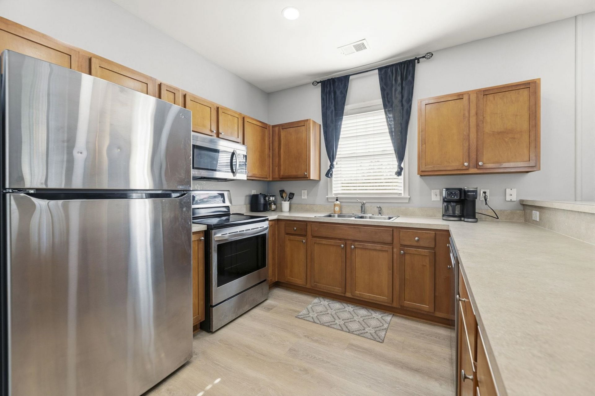 216 Castle Dr. Photo 4