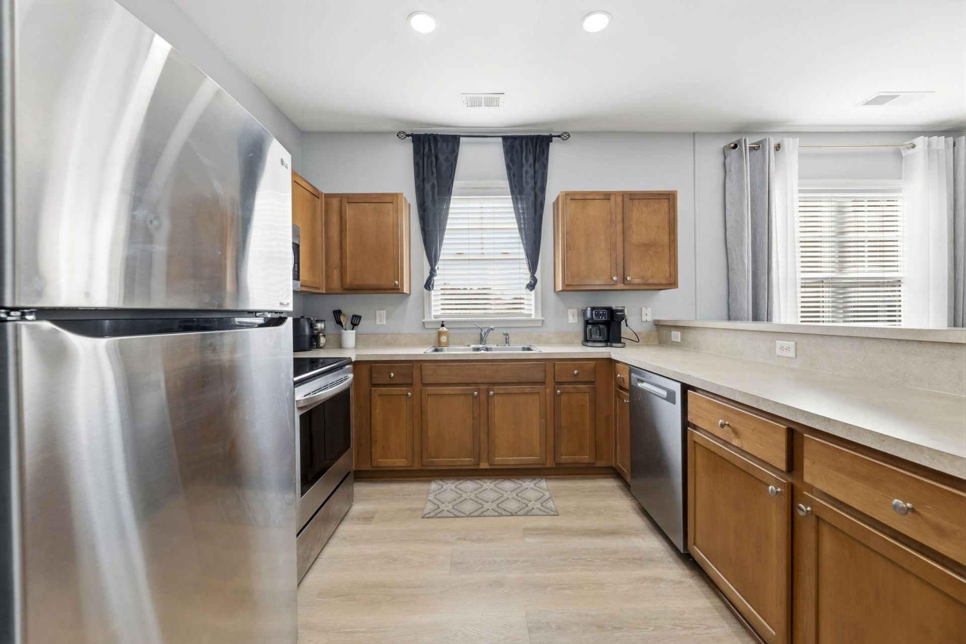 216 Castle Dr. Photo 6