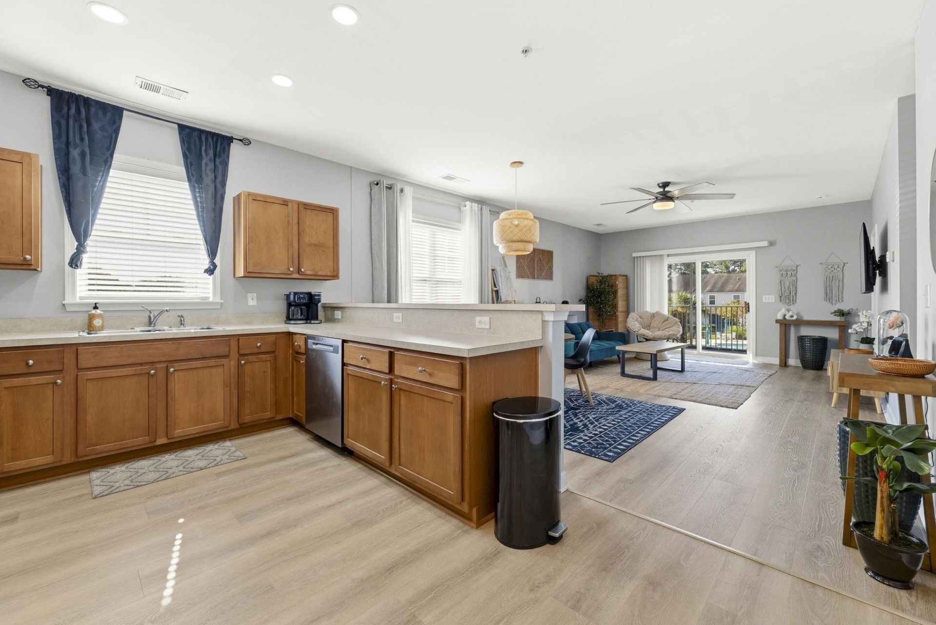 216 Castle Dr. Photo 8