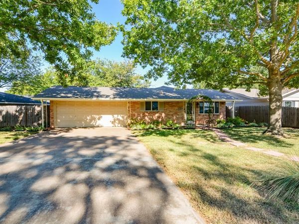 1207 Lynnwood Drive, Cleburne, TX 76033