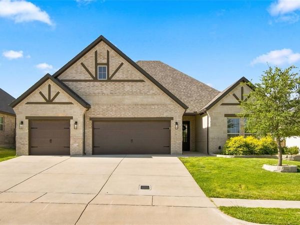 713 Chaparral Road , Sanger, TX 76266