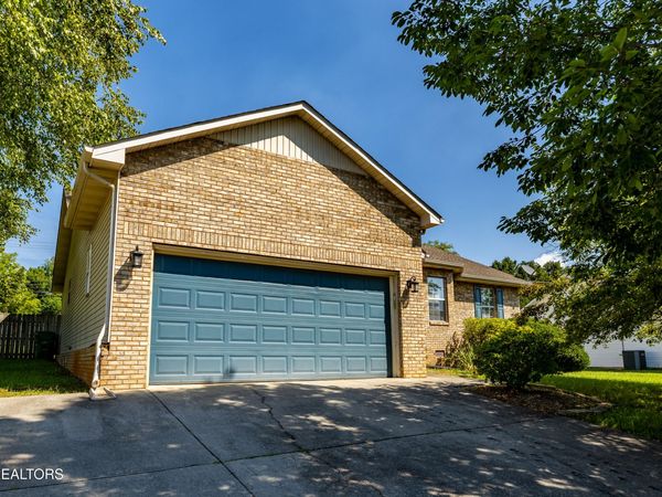 1126 Willow Creek Circle, Maryville, TN 37804