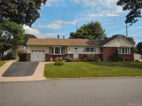 1005 Thompson Drive , Bay Shore, NY 11706