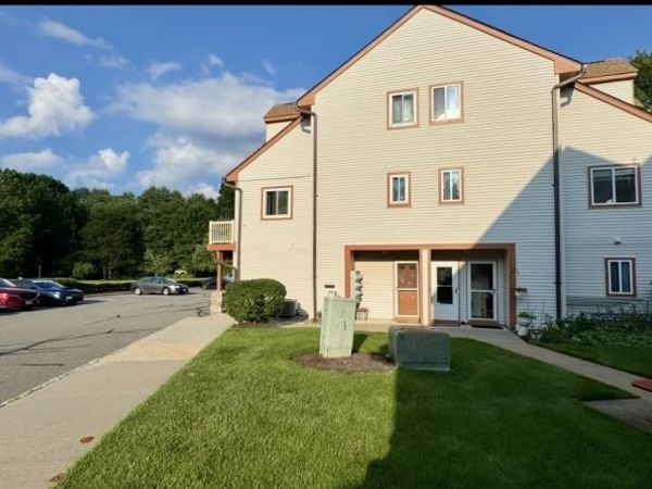 64 Woods Edge Dr, Roxbury, NJ 07876