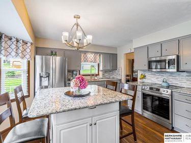 705 Hogan Drive, Papillion, NE 68046