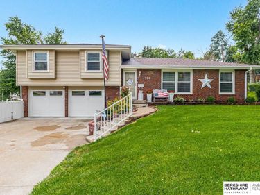 705 Hogan Drive, Papillion, NE 68046
