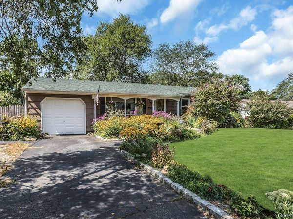8 Baymens Court , Sayville, NY 11782