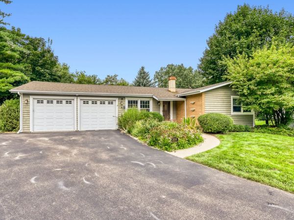 204 Hillside Court, Lake Zurich, IL 60047
