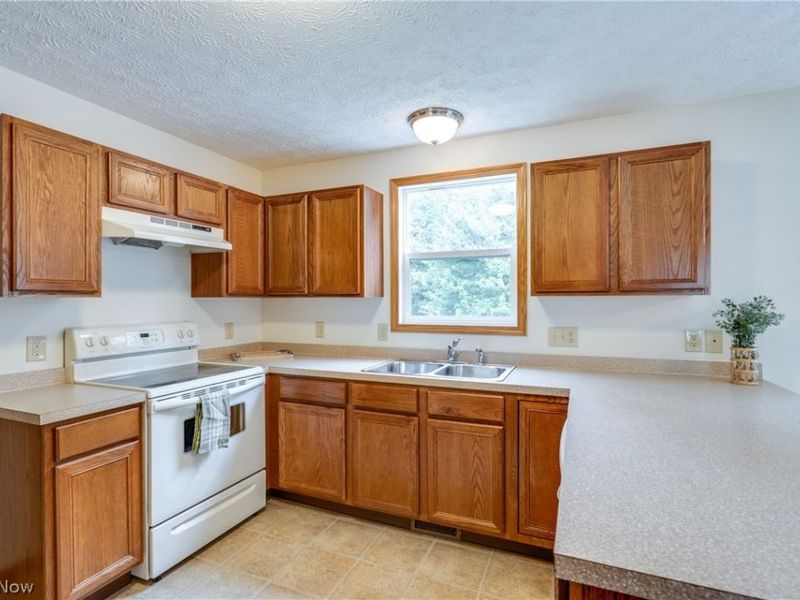 3061 Dover Drive, Akron, OH 44312 Photo 7