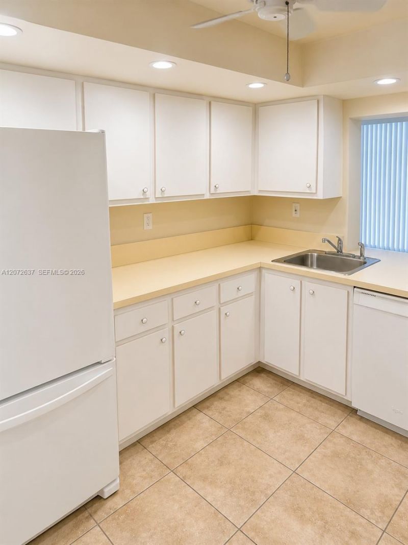 600 Parkview Dr , Unit 224, Hallandale Beach, FL 33009 Photo